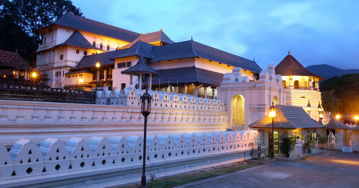 Visit the Temple of the Sacred Tooth Relic